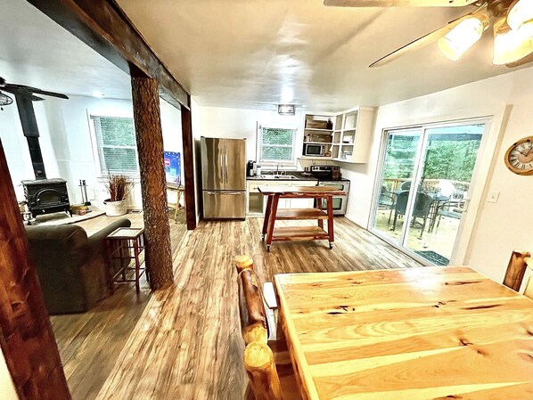 Interior - Ky Creek Cabin on 2 acres. Creek,Fire pit and Awesome deck! Shared property (Dahlonega)