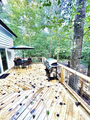 Outdoor dining - Ky Creek Cabin on 2 acres. Creek,Fire pit and Awesome deck! Shared property (Dahlonega)