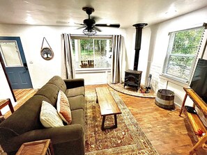 Smart TV, fireplace, offices - Ky Creek Cabin on 2 acres. Creek,Fire pit and Awesome deck! Shared property (Dahlonega)