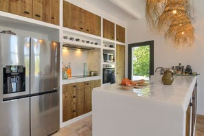 Een koelkast, een magnetron, een oven, een kookplaat