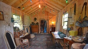 Une pièce rustique avec un décor en bois, un tapis à motifs, des meubles en bois et des guirlandes lumineuses.