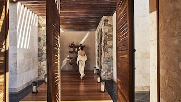 Couples treatment room(s), sauna, hot tub, steam room