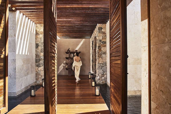 Salas de tratamiento para parejas, sauna y tina de hidromasaje