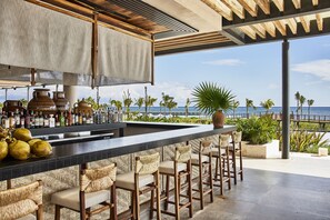 2 bares o lounges, bar en la playa