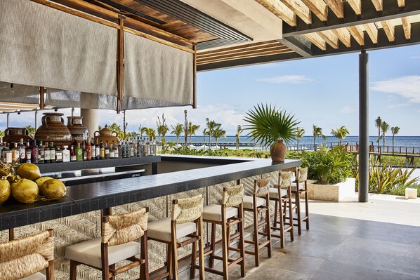 2 bares/lounges, bar na praia