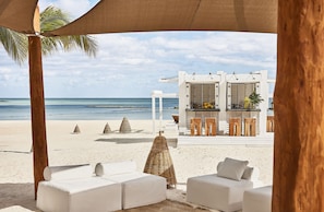 Beach bar - Etéreo, Auberge Collection (Playa del Carmen)