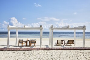 On the beach, white sand, free beach cabanas, sun loungers - Etéreo, Auberge Collection (Playa del Carmen)