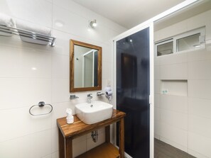 Een douche, een haardroger, handdoeken, shampoo