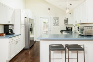 ثلاجة، ميكروويف، فرن، موقد طهي مسطح