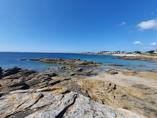 Vlak bij het strand, ligstoelen