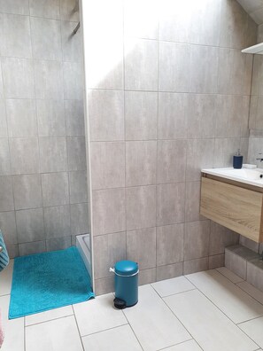 Dusche, Haartrockner, Handtücher