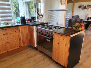 Een koelkast, een microgolfoven, een oven, een kookplaat