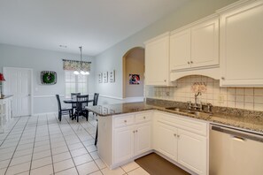 冰箱、微波炉、烤箱、炉灶