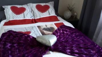 1 slaapkamer, een strijkplank/strijkijzer, beddengoed