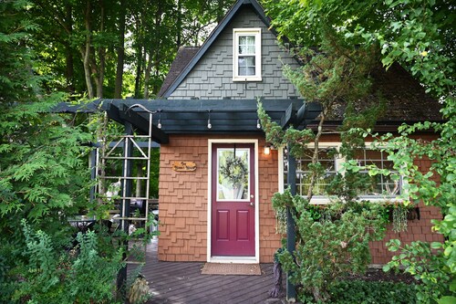 Scottland Yard Farm's Adorable Wee Hobbit House 