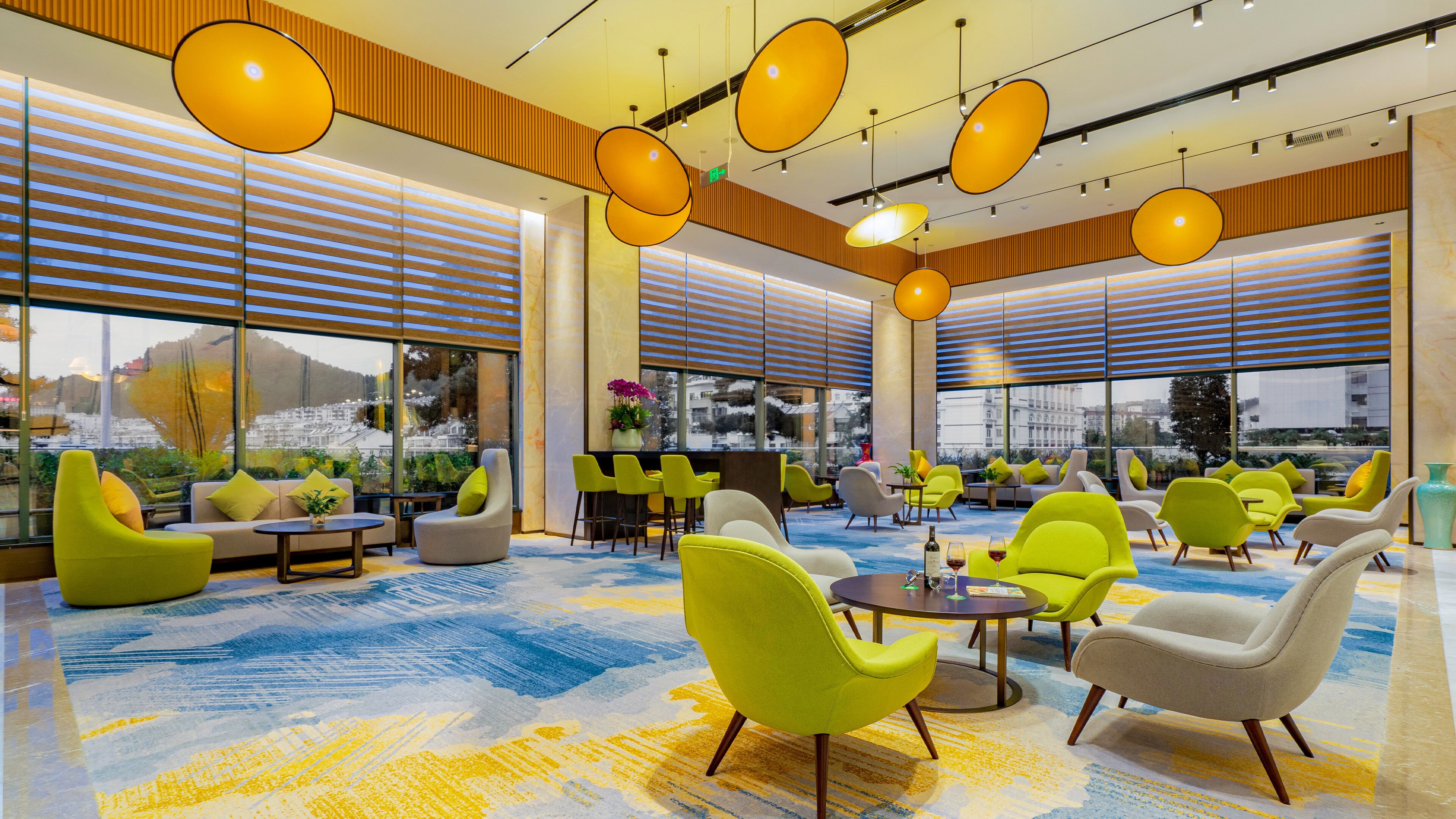 供应早餐、午餐和晚餐，中国菜