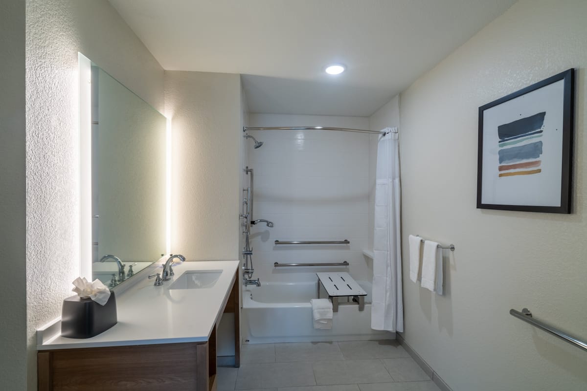 Studio Suite, 1 Queen Bed, Mobility Accessible, Kitchen (Accessible Tub) | Soundproofing, free WiFi, bed sheets