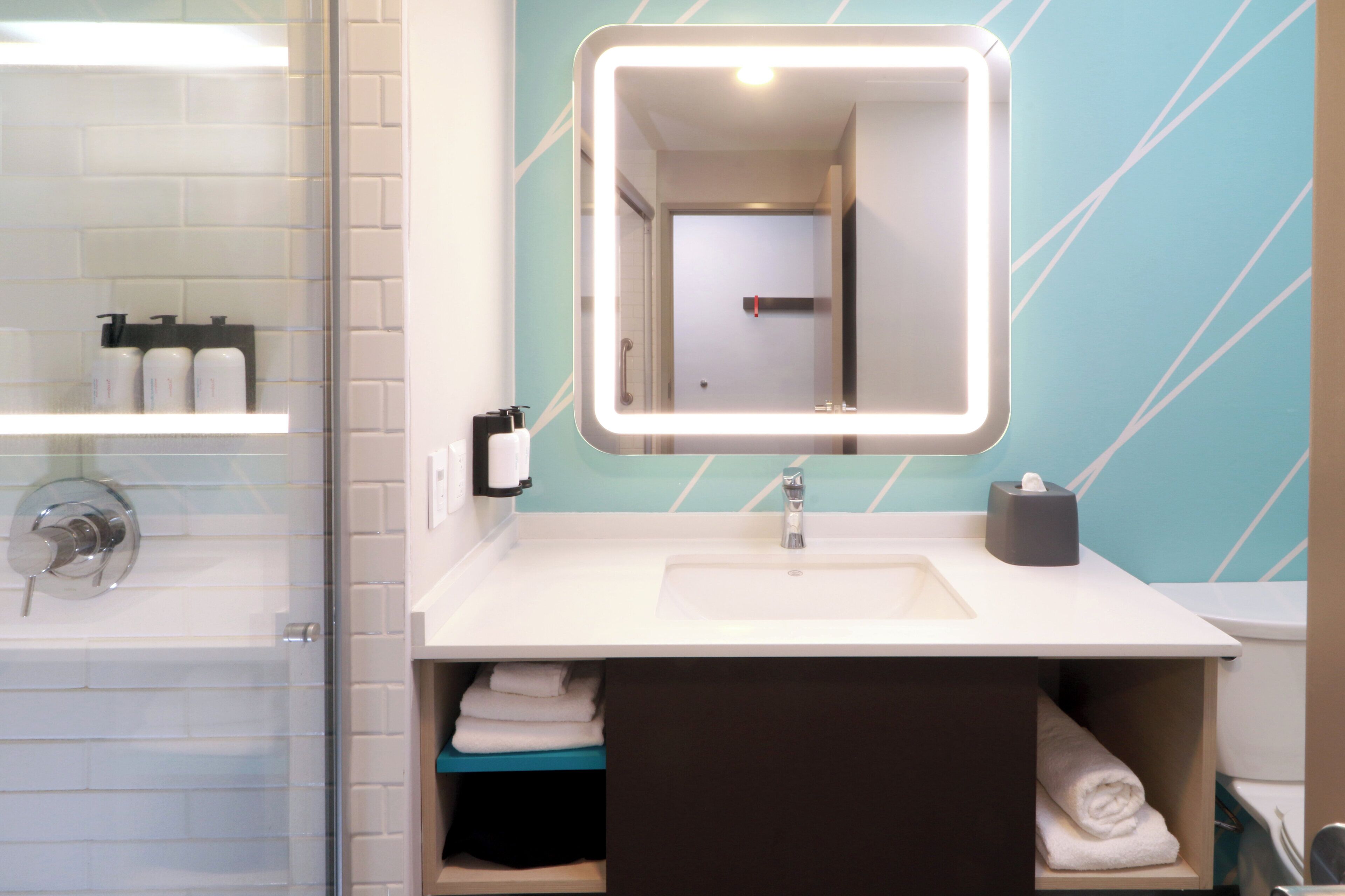 Dusche, kostenlose Toilettenartikel, Handtücher