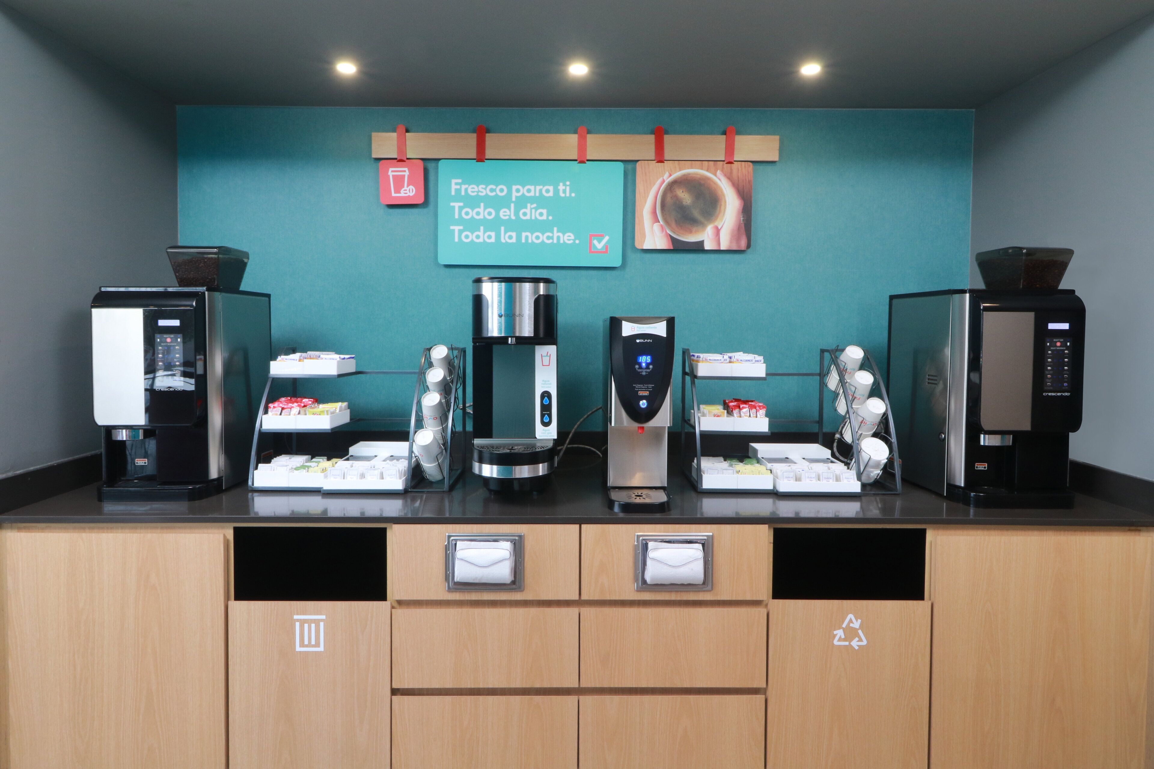 Un espace dédié au café, équipé de plusieurs machines à café et surmonté d’une enseigne.