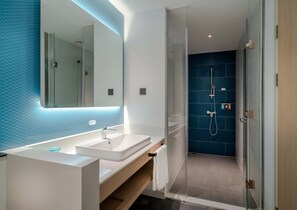 Standardzimmer, 1 Schlafzimmer (Atrium View, Extra Floor Space) | Zimmersafe, Schreibtisch, schallisolierte Zimmer, Bügeleisen/Bügelbrett