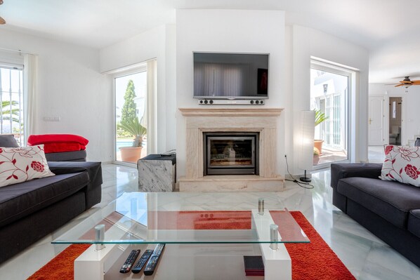 Smart TV, fireplace, table tennis