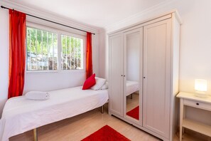 5 bedrooms, iron/ironing board, free WiFi, bed sheets