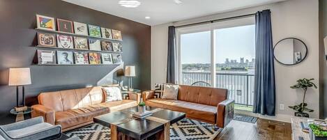 Smart TV, mesa de ping pong, libros