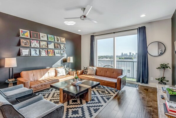 Smart TV, ping pong, books - Skyline View, Garage, Mural and Ping Pong in Big Modern Home (Nashville)