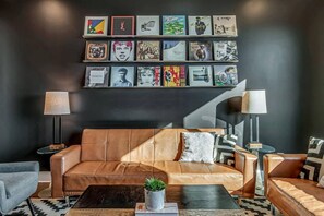 Smart TV, ping pong, books - Skyline View, Garage, Mural and Ping Pong in Big Modern Home (Nashville)
