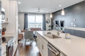 Kylskåp, mikrovågsugn, ugn och spishäll