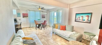 LOCATION! Beautiful Views! Tranquility! Restaurants & Nightlife 5 min drive!