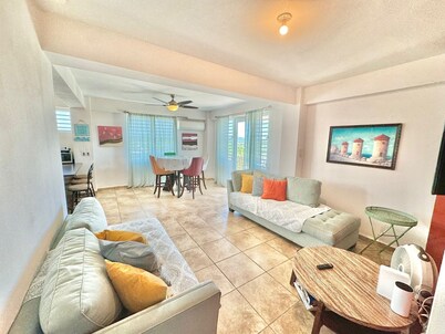 LOCATION! Beautiful Views! Tranquility! Restaurants & Nightlife 5 min drive!