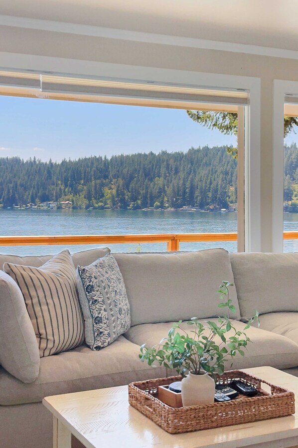 Smart TV, fireplace, DVD player, foosball - Lakefront Home • Private Dock • Kayaks (Hayden)