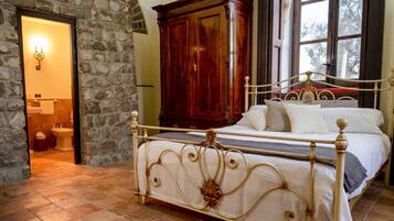 6 bedrooms, desk, free WiFi, bed sheets