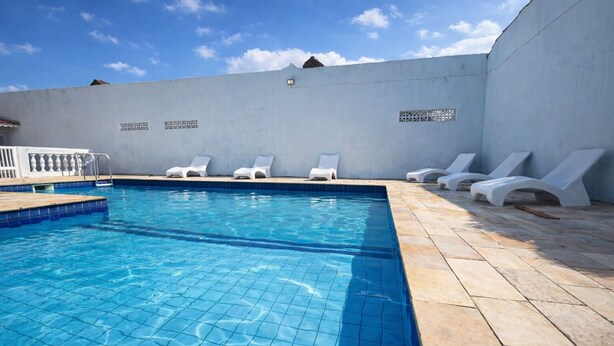 Outdoor pool, pool umbrellas, pool loungers - Hotel Sirena (Praia Grande)