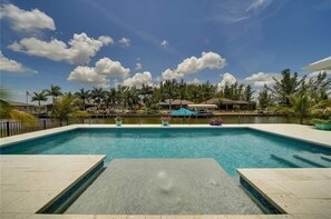 Een verwarmd zwembad