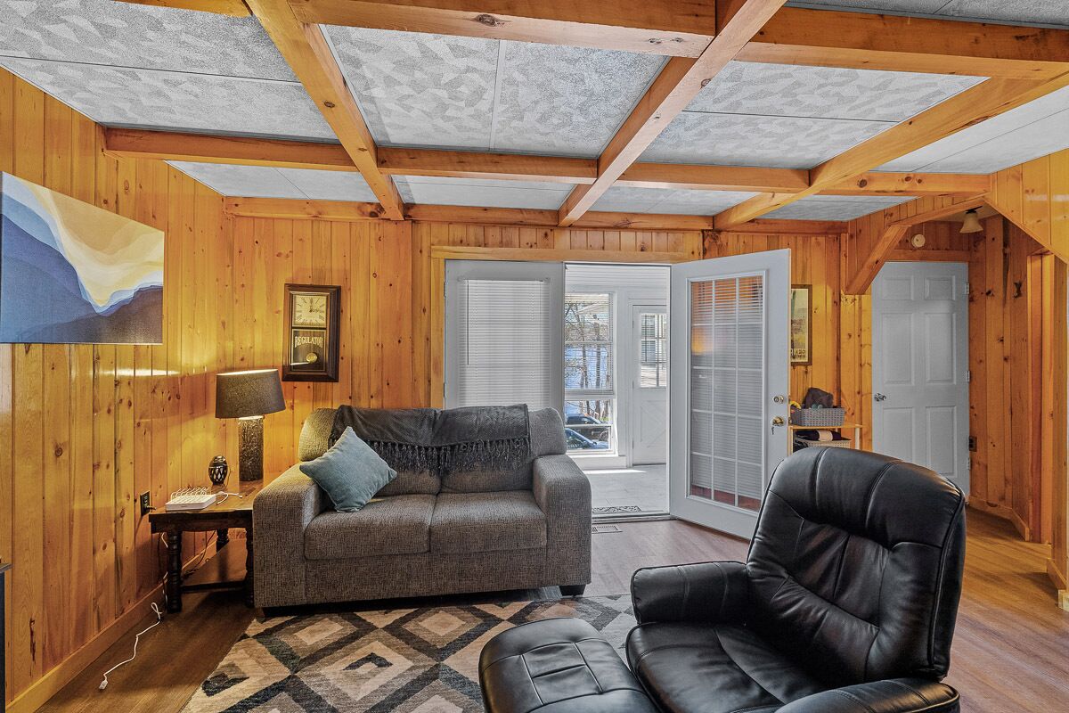 TV connectée, cheminée, livres