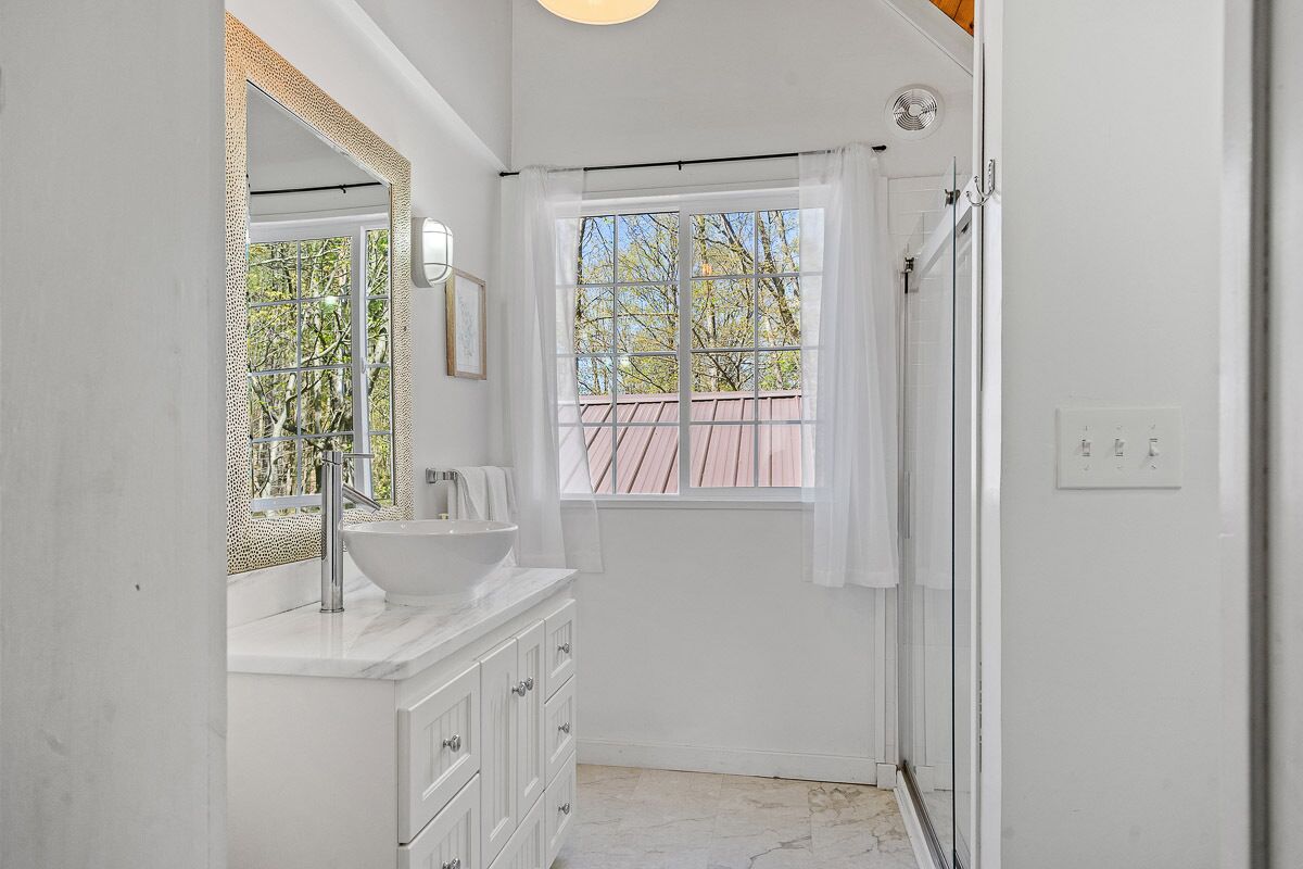 Combined shower/bathtub, hair dryer, towels