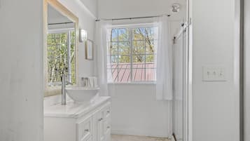 Combined shower/bathtub, hair dryer, towels