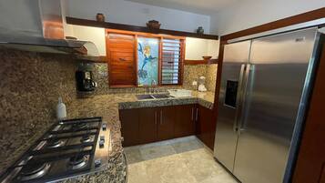 Casa Deluxe | Cocina privada | Refrigerador con congelador y utensilios de cocina