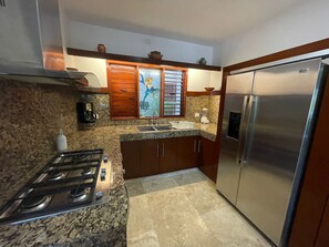 Deluxe House | Private kitchen | Full-sized fridge, cookware/dishes/utensils - Casa Pirata (Isla Holbox)