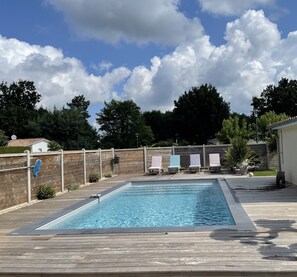 Una piscina al aire libre, una piscina climatizada