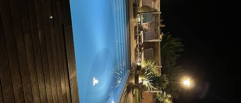 Een buitenzwembad en een verwarmd zwembad