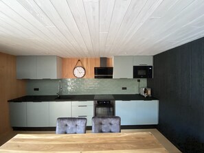 Microondas, lavavajillas, cafetera/tetera, utensilios de cocina