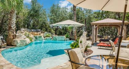 Romantic Getaway Cottage with Hot Tub and Resort Amenities