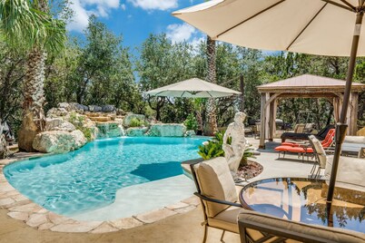 Romantic Getaway Cottage with Hot Tub and Resort Amenities
