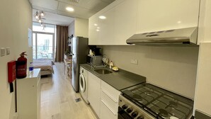 Private kitchen - Spacious & Cute Studio with Balcony (Dubai)