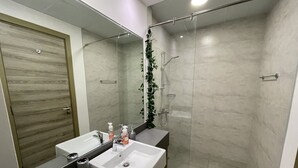 Bathroom - Spacious & Cute Studio with Balcony (Dubai)