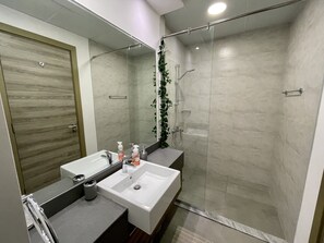 Studio (0 Bedroom) | Bathroom | Hair dryer, towels - Spacious & Cute Studio with Balcony (Dubai)