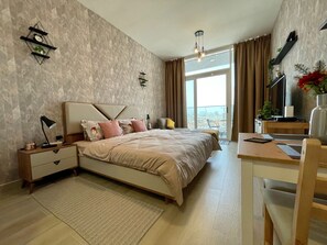 Estudio (0 Bedroom) | Decoración personalizada, muebles diferentes y escritorio 